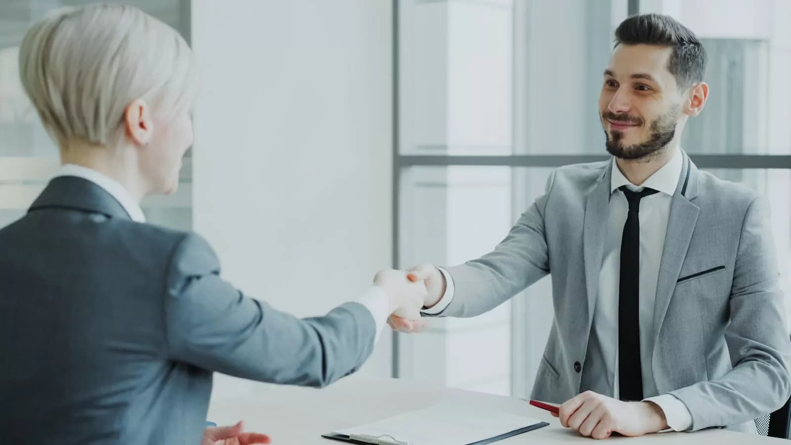 Stretta di mano con un cliente