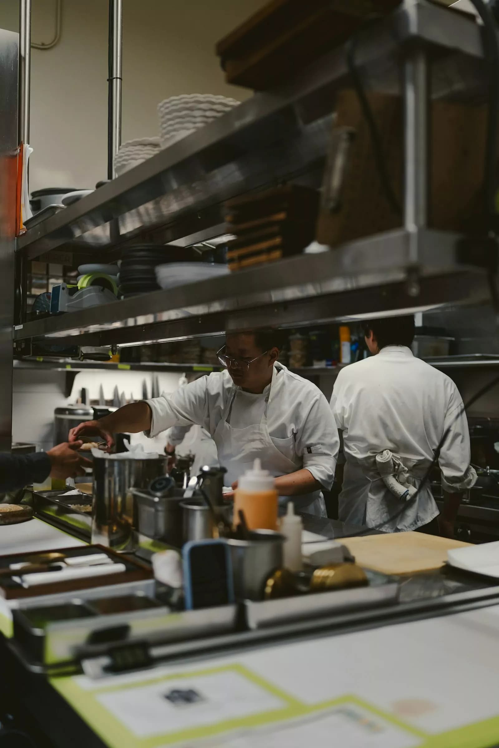 Lo chef al lavoro in cucina